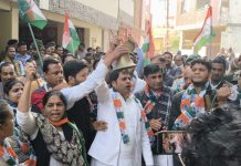 इंदौर त्रासदी को लेकर उपमुख्यमंत्री एवं सांसद के घर के बाहर घंटे, घड़ियाल बजाकर कांग्रेसजन ने किया जोरदार विरोध प्रदर्शन