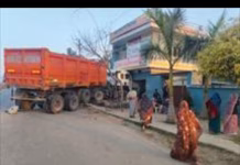 ड्राइवर को नींद आने से बेकाबू ट्रेलर डिवाइडर और मंदिर तोड़कर मकान में घुसा