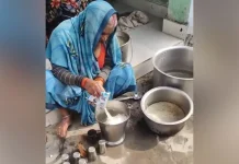 Shameful Video of Mid-Day Meal: एक बाल्टी पानी में डाला दो पैकेट दूध मिला कर बांटा गया ! Shameful Video of Mid-Day Meal