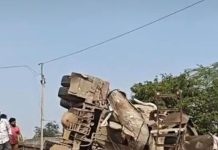 मारुति वेन पर सीमेंट कांक्रीट वाहन पलटा, मारुति वेन में सवार 2 लोग घायल!