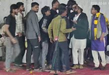 खरगोन में ऑल इंडिया मुशायरे में बवाल: मंच पर हंगामा, शायर पर हमला, अंडे फेंके