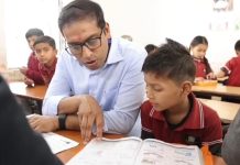 Ujjain News: संभाग आयुक्त आशीष सिंह ने स्कूल में पहुंचकर बच्चों से अध्ययन गतिविधियों पर चर्चा की