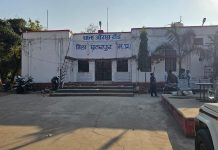 रोती हुई छात्राएं बोलीं- क्लास में शिक्षक करते हैं छेड़छाड़, छतरपुर में शिक्षक के खिलाफ पॉक्सो एक्ट में मामला दर्ज, आरोपी बोला- साजिशन फंसा रहे!