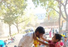 बच्चों के प्यार ने लौटाया उनका टीचर, स्कूल में हुई भावुक वापसी