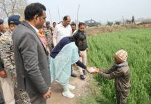 कलेक्टर ने ओला प्रभावित गांव में पहुंचकर किसानों से की चर्चा, कार्य में लापरवाही पर पटवारी सस्पेंड