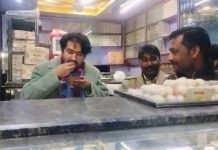 आधी रात मिठाई की दुकान पहुंचे बाबा बागेश्वर, गद्दी पर बैठकर लगाई आवाज..