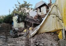 मकान निर्माण कार्य चलने के दौरान पड़ोसी की 2 मंजिला कच्ची दीवार ढहने से मजदूर दबा, गंभीर घायल को किया इंदौर रेफर!