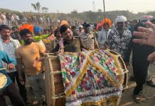 घाटी पर गूंजी कुर्राहट, 60 किलो डोल कंधे पर… पहाड़ी से हुआ भगोरिया का शंखनाद