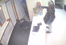 VIDEO:सर्राफा व्यवसायी से लूट का प्रयास, दिनदहाड़े ज्वेलर्स पर नकाबपोश बदमाश ने तमंचा तान दिया