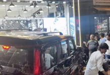 इंदौर :चालक ने नशे में तेज रफ्तार स्कॉर्पियो के ब्रेक की जगह एक्सीलेटर दबा दिए ,कार के शोरूम में घुसी, चालक पर गैर इरादतन हत्या का केस दर्ज!