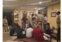 महू में महिला IAS अधिकारी के फार्म हाउस में जुए का अड्डा13 लाख रुपए कैश के साथ 18 गिरफ्तार