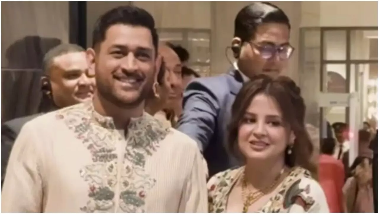 97994 dhoni shakshi 1