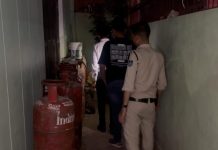 रिटायर्ड शिक्षक के घर गैस सिलेंडरों का अवैध भंडार: प्रशासन की छापेमारी में खुलासा!