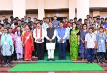 मुख्यधारा की ओर लौटता विश्वास: 140 आत्मसमर्पित नक्सलियों ने की मुख्यमंत्री से मुलाकात