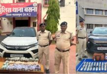 महासमुंद में वाहन चेकिंग के दौरान 2 लग्जरी कारों से 47.5 लाख नकद बरामद,हवाला की आशंका,4 गिरफ्तार, 2 MP के
