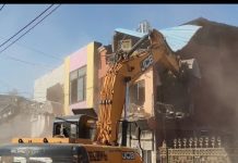 महाकाल मंदिर के पास चला बुलडोजर,16 अवैध बिल्डिंग को किया जा रहा है जमीदोज