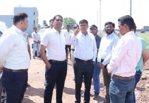 सिंहस्थ 2028: संभागायुक्त आशीष सिंह ने निरीक्षण के दौरान सड़क निर्माण की गुणवत्ता देखी