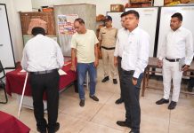 कलेक्टर सिंह ने किया कलेक्टर कार्यालय का आकस्मिक निरीक्षण, अनुपस्थित 56 कर्मचारियों का आधे दिवस का वेतन काटने के आदेश जारी!