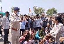 Khargone News: रिजल्ट खराब आने के बाद चक्का जाम कर रही कक्षा 11 की छात्राओं ने कहा कि हमें ‘ट्विंकल ट्विंकल लिटिल स्टार’ पढ़ाया गया