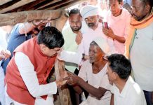 Chhindwara Road Accident: दिवंगत के परिजन को संबल योजना से भी दिए जायेंगे 4-4 लाख रुपये- मुख्यमंत्री डॉ. यादव परिजनों से मिले,दी सांत्वना