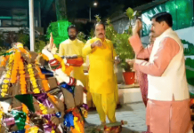 मुख्यमंत्री डॉ यादव ने भोपाल में सपरिवार विधि-विधान से पूजन-अर्चन कर गोकाष्ठ से निर्मित होलिका का दहन किया