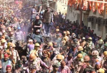 शाहजहांपुर की ‘अजब-गजब’ होली: रंगों से नहीं जूतों से खेली जाती है होली ! देखिये वीडियो