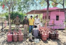 अवैध रुप से गैस रिफिलिंग आरोपी को मय गैस सिलेंडरों एवं उपकरणों सहित पकड़ा – प्रकरण दर्ज़ पुलिस चौकी चंदवासा की कार्यवाही