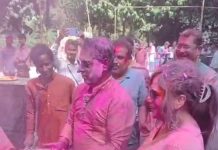 Viral Video: देखते रह जाओगे कलेक्टर का सपरिवार होली डांस