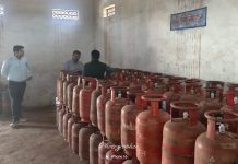 अवैध गैस सिलेंडर भंडारण पर प्रशासन का छापा: 4 जगह कार्रवाई, 122 सिलेंडर जब्त
