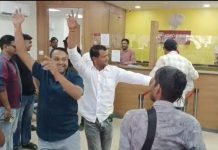 धार की IDFC फर्स्ट बैंक में NOC नहीं मिलने पर किसान का अनोखा प्रदर्शन, ढोल लेकर पहुंचा बैंक, किया डांस