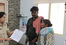 New Twist in Monalisa case: मोनालिसा के माता-पिता फिल्म निर्देशक सनोज मिश्रा के साथ FIR कराने पहुंचे थाने