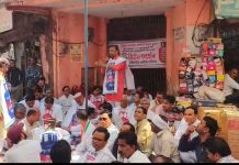 कांग्रेस ने सिलेंडर को लेकर किया प्रदर्शन, नाली में पाइप डालकर गैस चूल्हा जलाने की की कोशिश, लकड़ियों पर तले पकोड़े