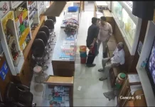 तमंचे की नोक पर मोबाइल शोरूम में लाखों की लूट,CCTV में कैद हुई वारदात