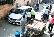 चोरी की कार लेकर तंग गलियों में घूसा चोर,फिर मचाया तांडव,7 गाड़ियों को मारी टक्कर! देखिये वीडियो