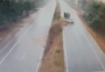 Road Accident:डिवाइडर से टकराई, फिर ट्रक से भिड़ी और सड़क से नीचे जा गिरी कार , देखिये भयावह वीडियो