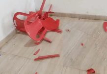 कांग्रेस दफ्तर बना अखाड़ा: महंगाई पर चर्चा करने आए नेता आपस में भिड़े, जमकर चलीं कुर्सियां और टूटे कांच!