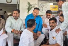 Collector’s Attitude : किसानों के साथ रतलाम कलेक्टर से मिलने पहुंचे विधायक चिंतामणि मालवीय को करना पड़ा आधे घंटे इंतजार, बैठे रहे सीढ़ियों पर!