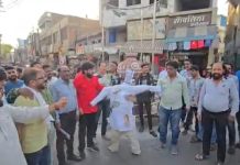 Congress Councillor’s Effigy Burnt in Protest : वीर सावरकर को देशद्रोही बोलने वाले पार्षद सलीम बागवान पर FIR, मंडी लायसेंस निरस्त की मांग!