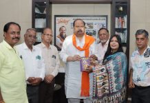 Gita-Bharti Presented to Minister : केबिनेट मंत्री चेतन्य काश्यप को पंडित मुस्तफा आरिफ रचित गीता-भारती भेंट की!