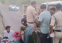 सड़क हादसे में पति-पत्नी घायल, 2 मासूमों को पुलिस ने संभाला—पुलिस का मानवीय चेहरा सामने आया
