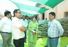 संभागायुक्त आशीष सिंह ने रतलाम और बड़नगर में किसानों से चर्चा की,गेहूं उपार्जन केंद्रों का निरीक्षण किया