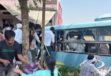 तेज रफ्तार का कहर: खरगोन में बस घर में घुसी, 32 यात्री घायल