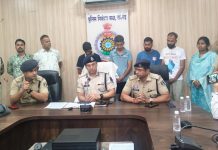 फर्जी अधिकारी बनकर रिटायर्ड अफसर से 37 लाख की ठगी, पुलिस ने राजस्थान से महिला समेत 5 आरोपियों को दबोचा