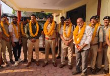 Khargone News: चोरी के 23 लाख रुपए वापस लाने पर पुलिस पर फूल बरसाए, अभिनंदन किया