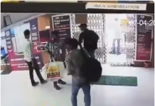 Watch the Video-Bank Robbery: सूरत में SBI के स्टाफ और ग्राहकों को बंदूक की नोक पर बनाया बंधक, फिर ₹52 लाख डकैती!