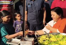 टीकमगढ़ में Uma Bharti ने ठेले पर पोहा-जलेबी बेच जताया विरोध, दुकानदारों का किया समर्थन,बोलीं- न छीनें गरीबों की रोजी-रोटी,देखें वीडियो ! Uma Bharti