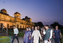 राज्यपाल श्री मंगुभाई पटेल ने मांडू के वैभवशाली इतिहास को करीब से जाना ‘लाइट एंड साउंड शो’ के माध्यम से रूबरू हुए ऐतिहासिक गौरव गाथा से