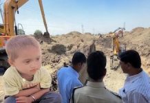 Ujjain- Badnagar Borewell Mishap : 20 घंटे से मासूम को बचाने की जंग जारी, मां-बाप बेहाल; कलेक्टर‑SP मौके पर मौजूद, जानिए अपडेट?