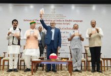 उप राष्ट्रपति श्री सी पी राधाकृष्णन ने सिंधी भाषा दिवस पर भारतीय संविधान के सिंधी भाषा देवनागरी और फारसी लिपि में प्रकाशित पुस्तकों का किया विमोचन