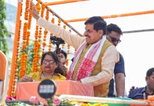 जनता से मिलने जब जनता के बीच पहुंचे मुख्यमंत्री डॉ यादव, सिवनी मालवा के रोड शो में उमड़ा जन सैलाब